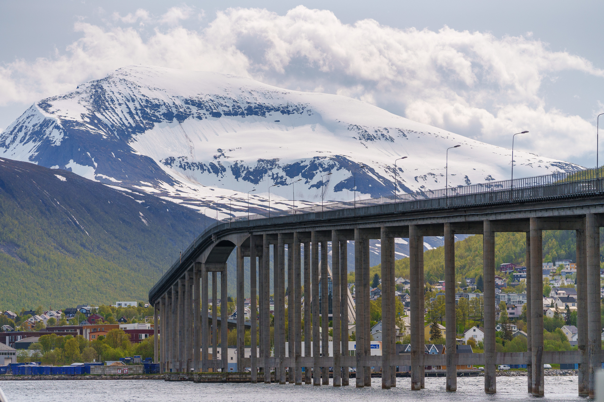 Bro over Tromsø med fjellene i bakgrunnen