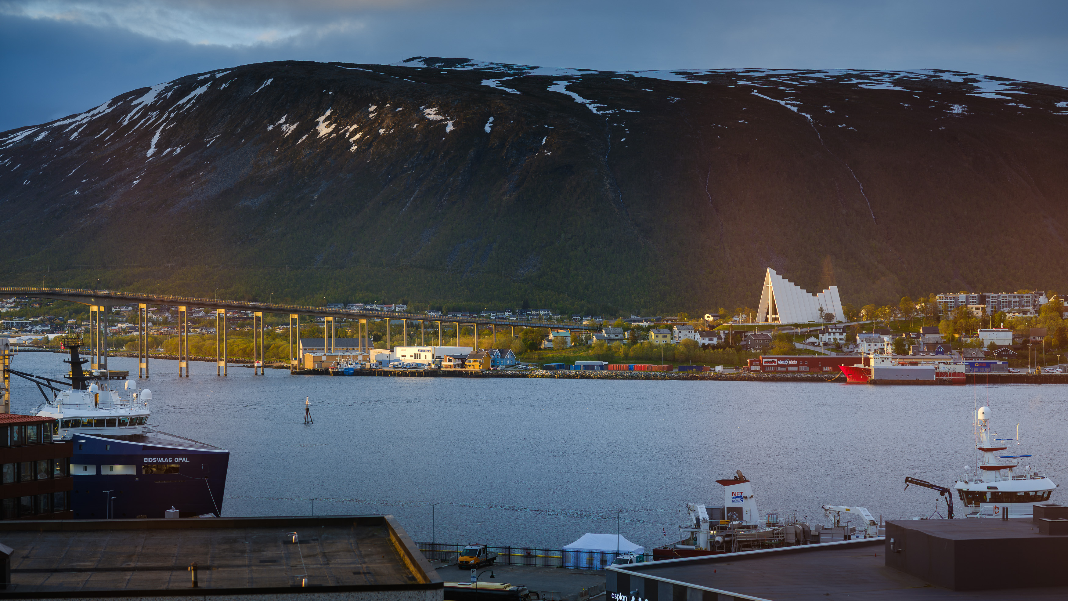 Brua over Tromsø elv sett fra avstand