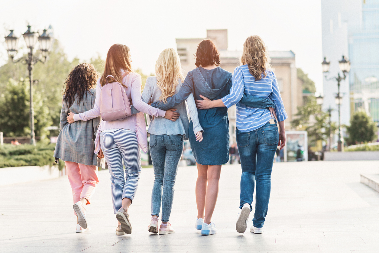 Kvinner står samlet på en råd med hendene sammen